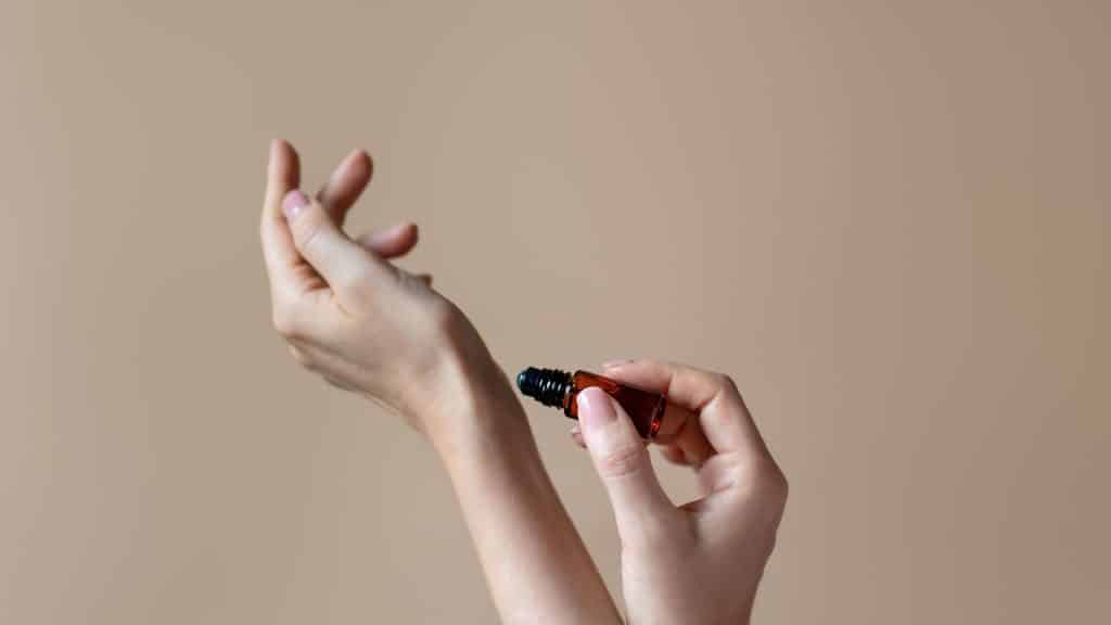 Profumi in olio, solido o in boccetta: quale dura di più?