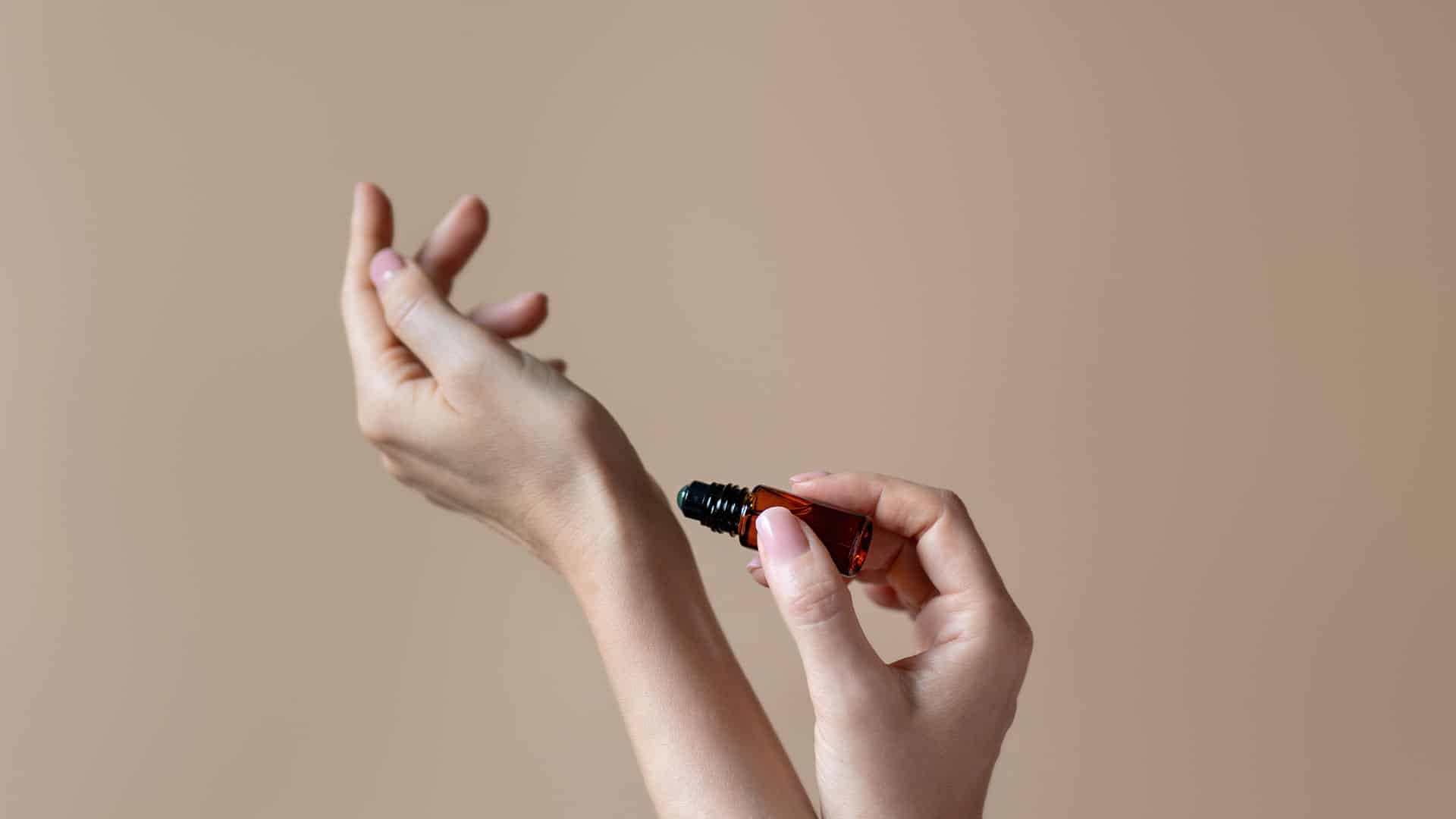 Profumi in olio, solido o in boccetta: quale dura di più?